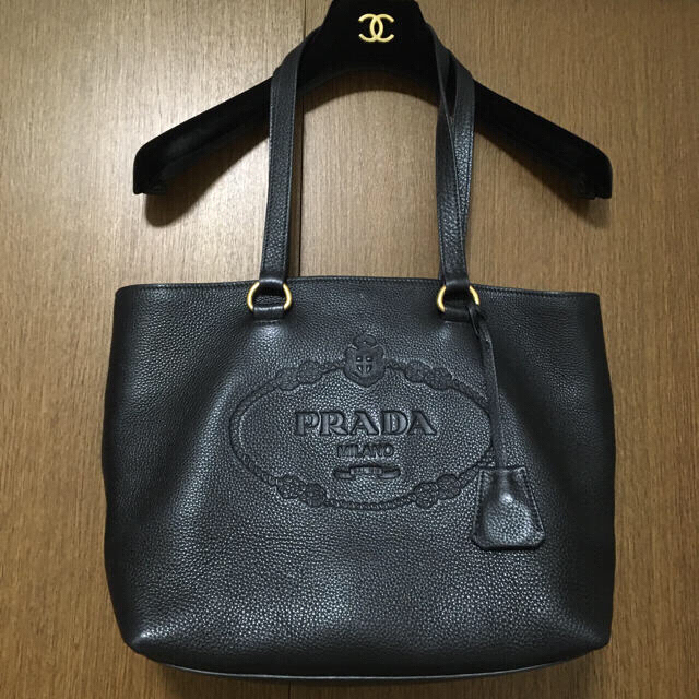 【超美品】PRADA ✨ロゴ型押しトートバッグ✨ギャランティカードあり✨黒 | フリマアプリ ラクマ