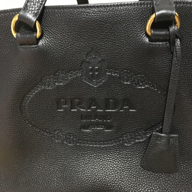 PRADA(プラダ)の【超美品】PRADA ✨ロゴ型押しトートバッグ✨ギャランティカードあり✨黒 レディースのバッグ(トートバッグ)の商品写真