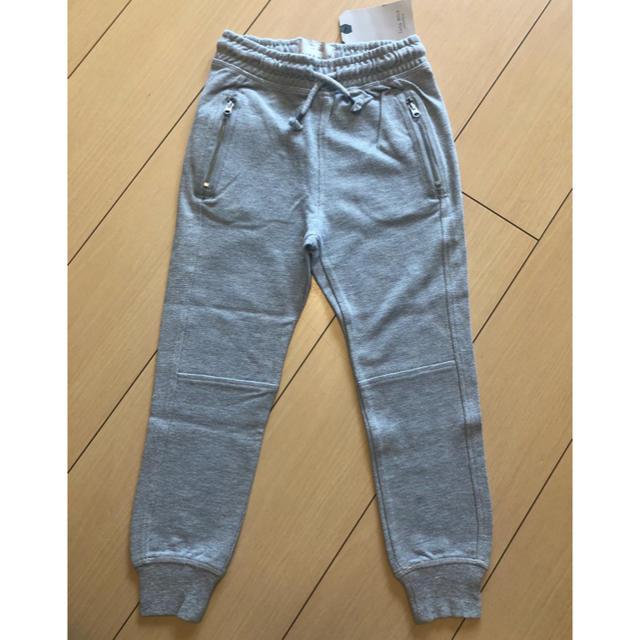 ZARA KIDS(ザラキッズ)の新品タグ付‼️ZARA ボーイズ  スエットパンツ　グレー　7歳　 122cm  キッズ/ベビー/マタニティのキッズ服男の子用(90cm~)(パンツ/スパッツ)の商品写真