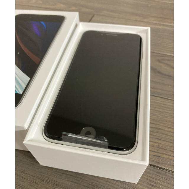 iPhone(アイフォーン)の【新品・最安値】iPhone SE2 SIMフリー　ホワイト64GB  スマホ/家電/カメラのスマートフォン/携帯電話(スマートフォン本体)の商品写真