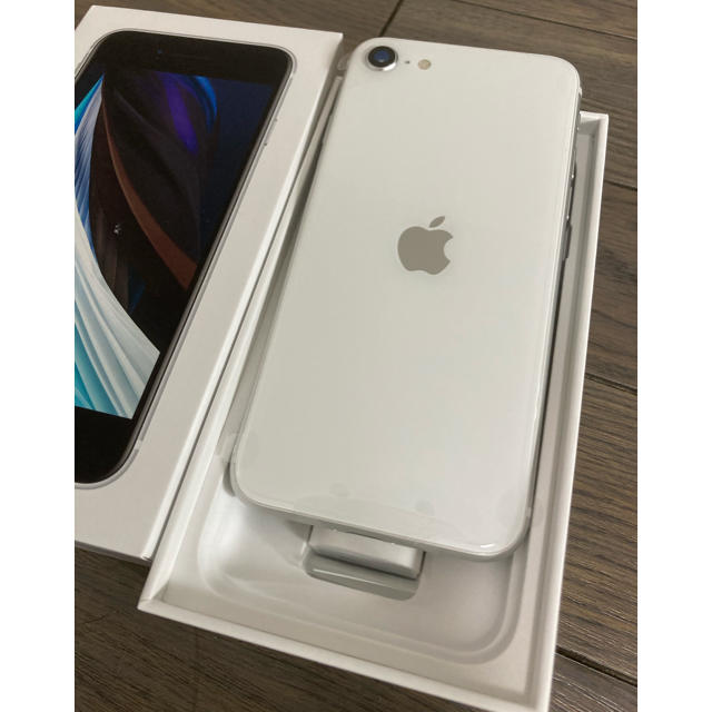 iPhone(アイフォーン)の【新品・最安値】iPhone SE2 SIMフリー　ホワイト64GB  スマホ/家電/カメラのスマートフォン/携帯電話(スマートフォン本体)の商品写真