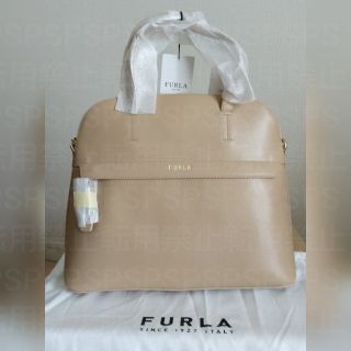 フルラ(Furla)のFURLA パイパー　Mサイズ　SAND　ベージュ　シンプル　アーチロゴチャーム(ハンドバッグ)