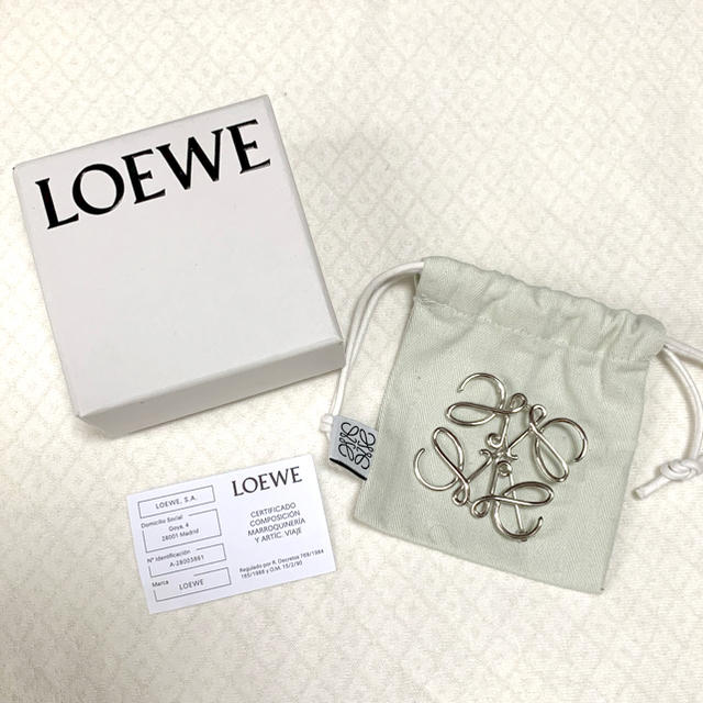 LOEWE ロエベ アナグラムブローチ シルバー 最新作 51.0%OFF www.gold