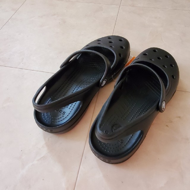 crocs(クロックス)のももか♡♡様専用　クロックス　新品　レディースサンダル　サイズ７ レディースの靴/シューズ(サンダル)の商品写真