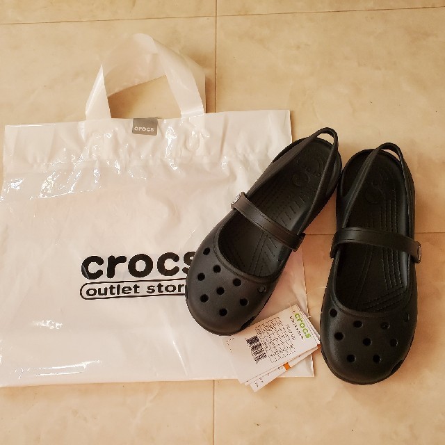 crocs(クロックス)のももか♡♡様専用　クロックス　新品　レディースサンダル　サイズ７ レディースの靴/シューズ(サンダル)の商品写真