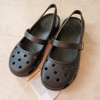 クロックス(crocs)のももか♡♡様専用　クロックス　新品　レディースサンダル　サイズ７(サンダル)