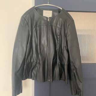 ザラ(ZARA)のレザーペプラムジャケット(ノーカラージャケット)