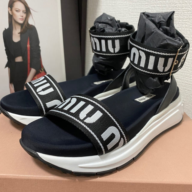 miumiu(ミュウミュウ)のmiumiu ロゴサンダル レディースの靴/シューズ(サンダル)の商品写真