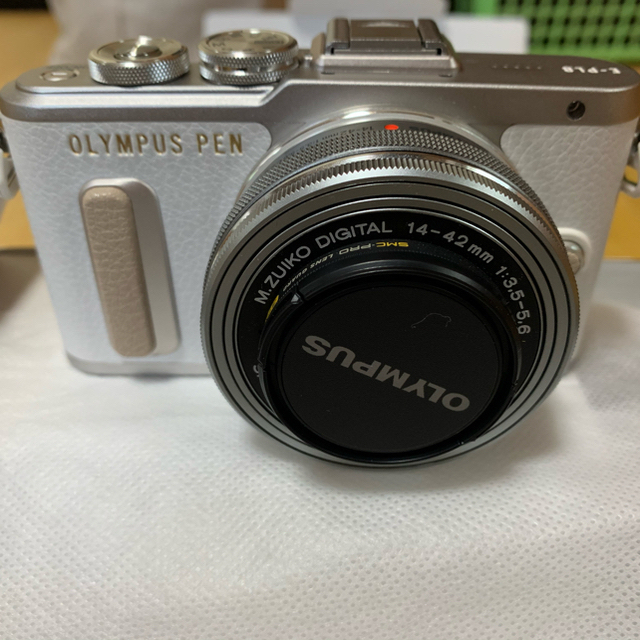 OLYMPUS(オリンパス)のオリンパス　ミラーレス　E-PL8 EZダブルズームキット スマホ/家電/カメラのカメラ(ミラーレス一眼)の商品写真