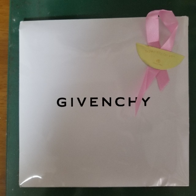 GIVENCHY(ジバンシィ)のハンカチーフ レディースのファッション小物(ハンカチ)の商品写真