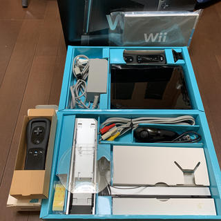 ウィー(Wii)のWii 本体 ブラック一式セット＋Wiiリモコン（ブラック）(家庭用ゲーム機本体)