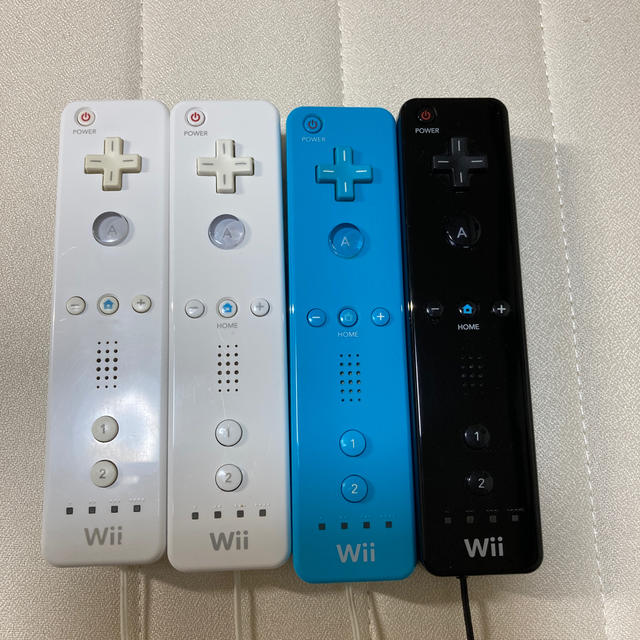 Wii(ウィー)のwii リモコン　4個セット エンタメ/ホビーのゲームソフト/ゲーム機本体(家庭用ゲーム機本体)の商品写真