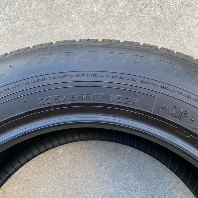 DUNLOP(ダンロップ)のダンロップ　グラントレック　サマータイヤ　225/65R17 美品 自動車/バイクの自動車(タイヤ)の商品写真