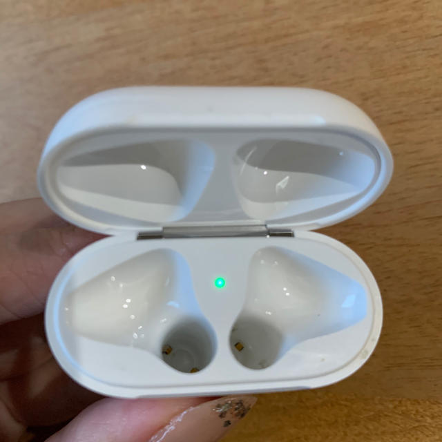 Apple(アップル)の【中古】AirPods 充電ケース　第一世代 スマホ/家電/カメラのオーディオ機器(ヘッドフォン/イヤフォン)の商品写真