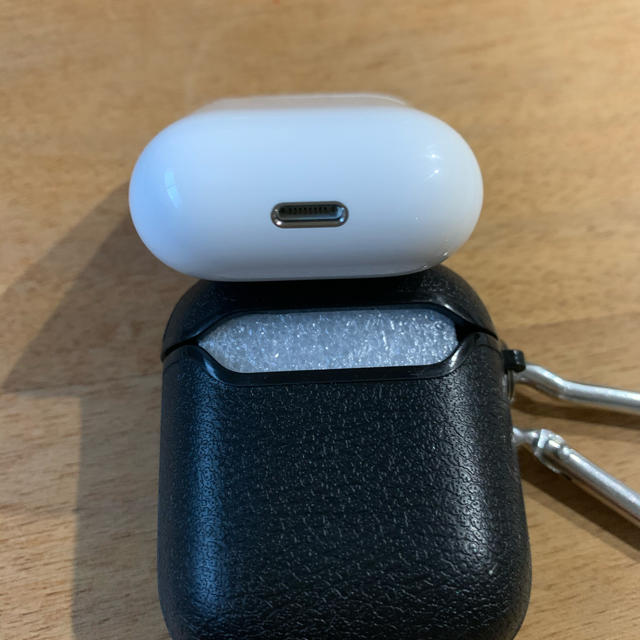 Apple(アップル)の【中古】AirPods 充電ケース　第一世代 スマホ/家電/カメラのオーディオ機器(ヘッドフォン/イヤフォン)の商品写真