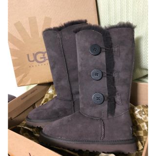 UGG - 美品⭐UGGアグ ベイリーボタントリプレット チョコレートの通販