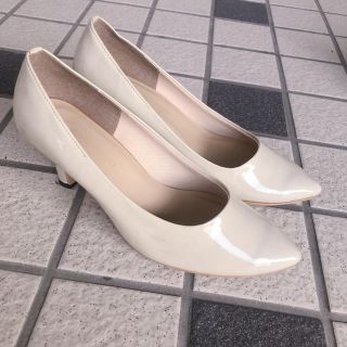 ランダ(RANDA)のオフホワイト　パンプス　美品(ハイヒール/パンプス)