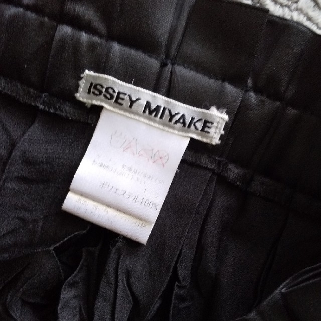 ISSEY MIYAKE(イッセイミヤケ)のISSEY MIYAKE  黒スカート レディースのスカート(ひざ丈スカート)の商品写真