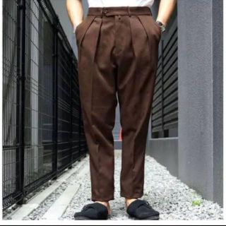 コモリ(COMOLI)の19AW neat ニート ブラウン コットン カルゼ テーパード パンツ(スラックス)