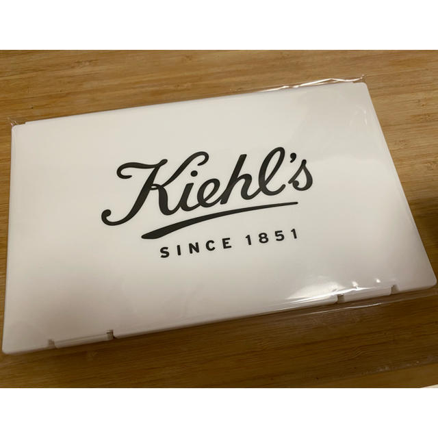 Kiehl's(キールズ)のキールズ★ノベルティ★マスクケース★限定！！化粧品サンプルもプレゼント！！ エンタメ/ホビーのコレクション(ノベルティグッズ)の商品写真