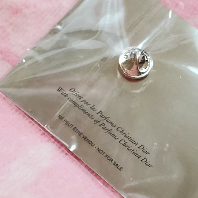 Christian Dior(クリスチャンディオール)の 値下げ新品💗ChristianDior ロゴバッジ 非売品ピンバッジ CD コスメ/美容のコスメ/美容 その他(その他)の商品写真