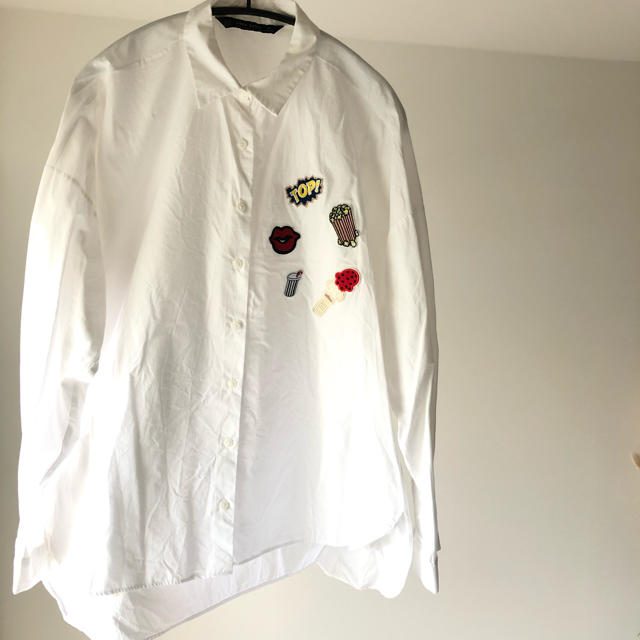 ZARA(ザラ)の【美品】ZARA シャツ　ワッペン レディースのトップス(シャツ/ブラウス(長袖/七分))の商品写真