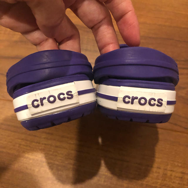 crocs(クロックス)の値下げしました‼︎ クロックス　キッズ　サンダル　紫 キッズ/ベビー/マタニティのベビー靴/シューズ(~14cm)(サンダル)の商品写真