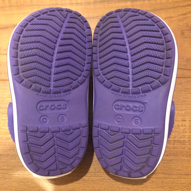 crocs(クロックス)の値下げしました‼︎ クロックス　キッズ　サンダル　紫 キッズ/ベビー/マタニティのベビー靴/シューズ(~14cm)(サンダル)の商品写真