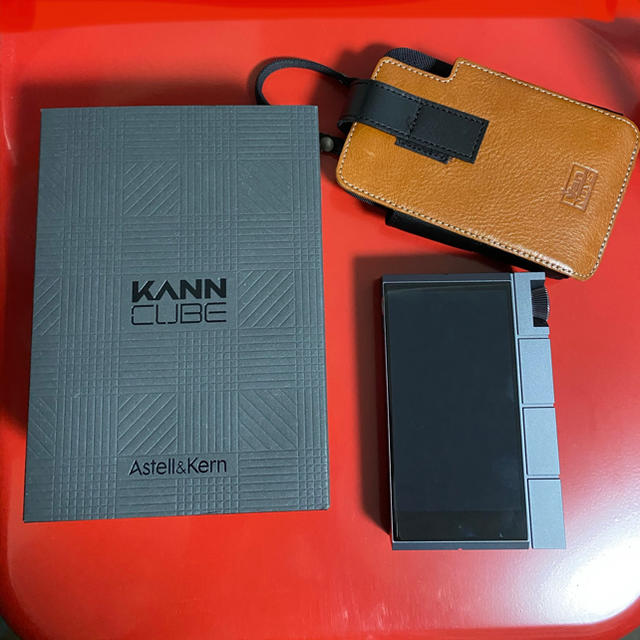 iriver(アイリバー)のKANN CUBE 本体 & バンナイズ キャリングケース スマホ/家電/カメラのオーディオ機器(ポータブルプレーヤー)の商品写真