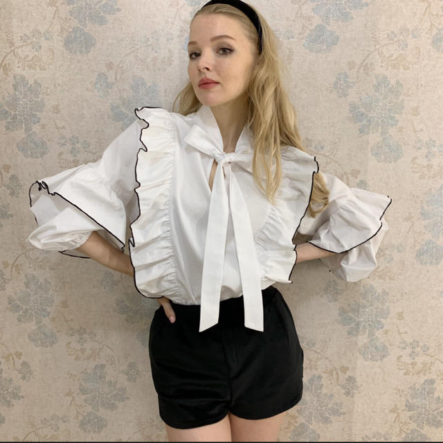 Honey mi Honey(ハニーミーハニー)のepine piping frill volume blouse レディースのトップス(シャツ/ブラウス(長袖/七分))の商品写真