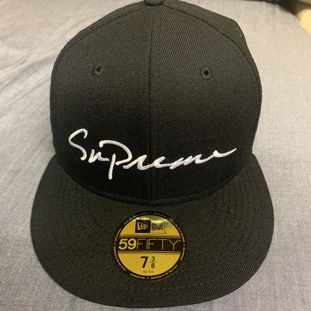 Supreme(シュプリーム)のSupreme Classic Script New Era 18AW 黒 メンズの帽子(キャップ)の商品写真