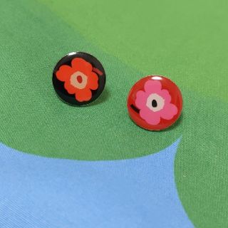 マリメッコ(marimekko)のmarimekko ピンバッジ 2個セット(ブローチ/コサージュ)