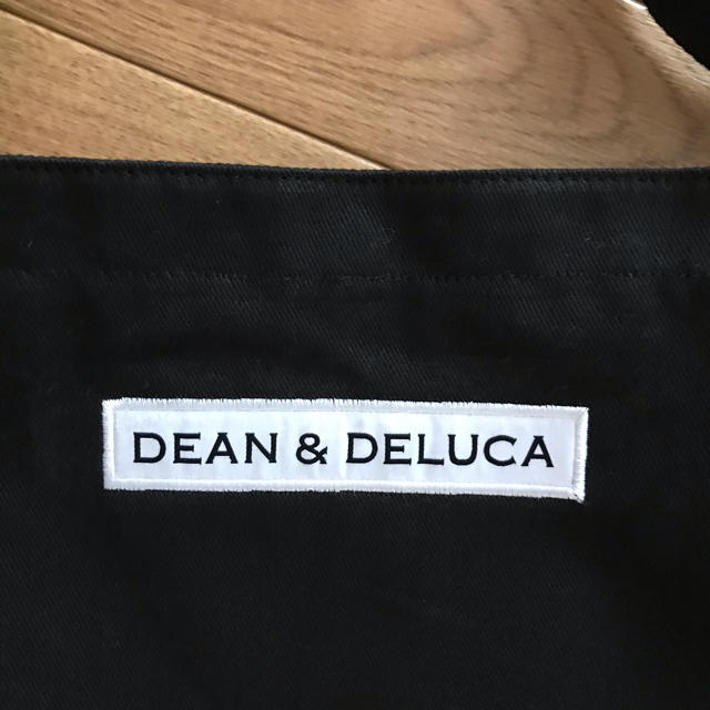 DEAN & DELUCA(ディーンアンドデルーカ)のDEAN&DELUCA 黒　ロゴ入りショルダーバッグ　エコバッグ  リュック レディースのバッグ(ショルダーバッグ)の商品写真