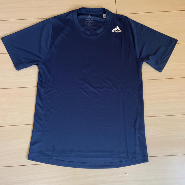 adidas(アディダス)のadidas T shirt スポーツ/アウトドアのランニング(ウェア)の商品写真