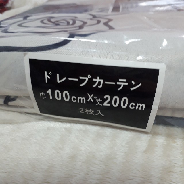 薔薇デザインの遮光カーテン 縦200cm2枚組 新品未開封 インテリア/住まい/日用品のカーテン/ブラインド(カーテン)の商品写真