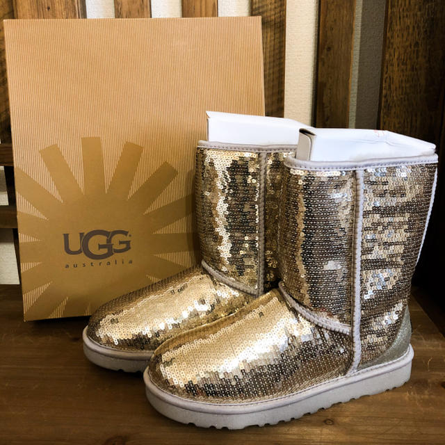 最終値下げ！UGG ムートンブーツ クラシック ショート スパンコール シルバー | フリマアプリ ラクマ