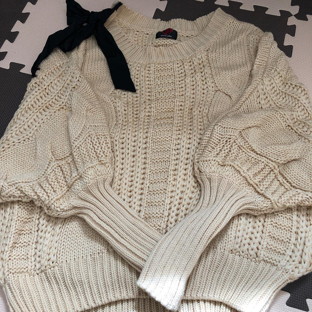 DaTuRa(ダチュラ)のDaTuRa ダチュラ ダーリンニット 肩リボン レディースのトップス(ニット/セーター)の商品写真