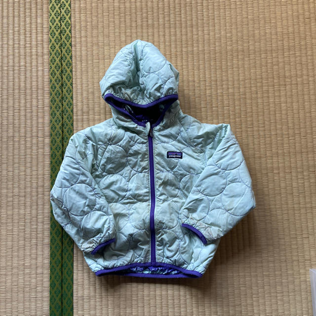 patagonia(パタゴニア)のパタゴニア　リバーシブルダウン キッズ/ベビー/マタニティのキッズ服男の子用(90cm~)(ジャケット/上着)の商品写真