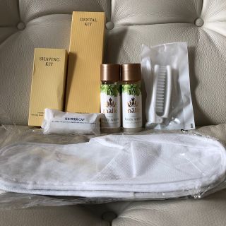 マリエオーガニクス(Malie Organics)のマリエオ－ガニクスのボディシャンプー2本★歯ブラシ★カミソリ★ブラシ★スリッパ(ボディソープ/石鹸)