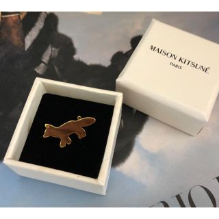 メゾンキツネ(MAISON KITSUNE')のMaison KITSUNE キツネ ピンバッジ　ブローチ(ブローチ/コサージュ)