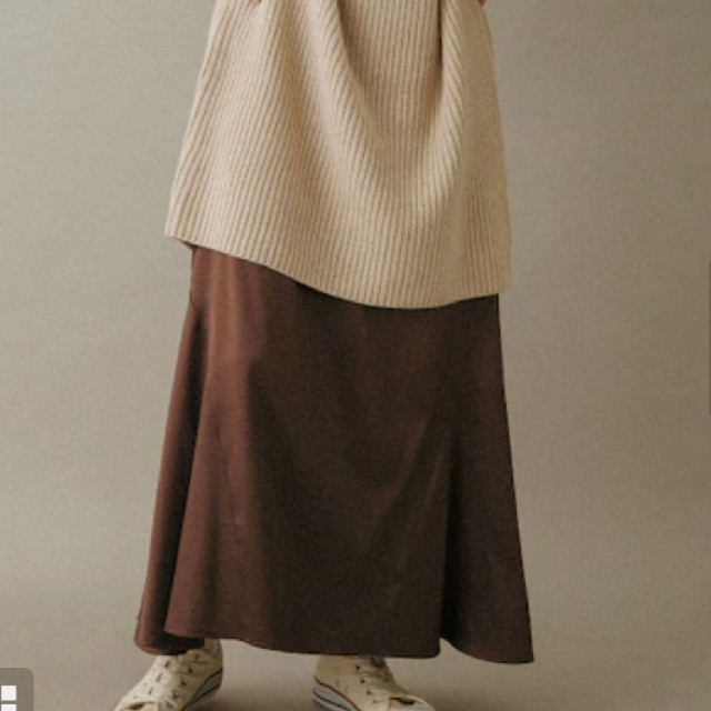 KBF(ケービーエフ)のKBF サテンマーメイドスカート　ブラウン レディースのスカート(ロングスカート)の商品写真
