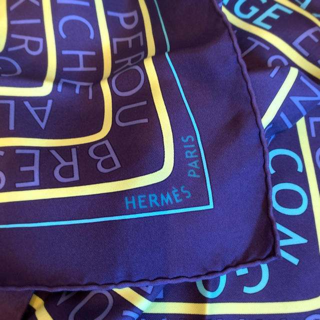 Hermes(エルメス)のHermes カレ　なす紺色に黄緑の迷路グルグル　合わせやすさ抜群 レディースのファッション小物(バンダナ/スカーフ)の商品写真