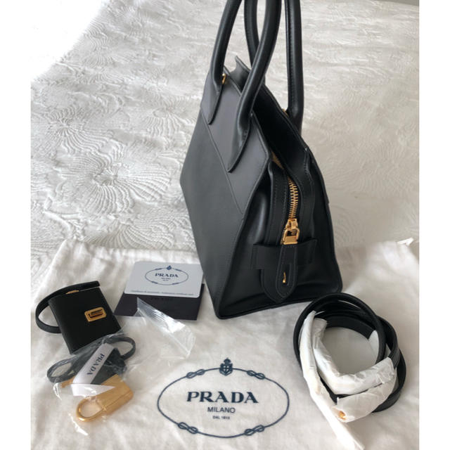 PRADA サフィアーノバッグ　未使用に近い美品　お値下げ中