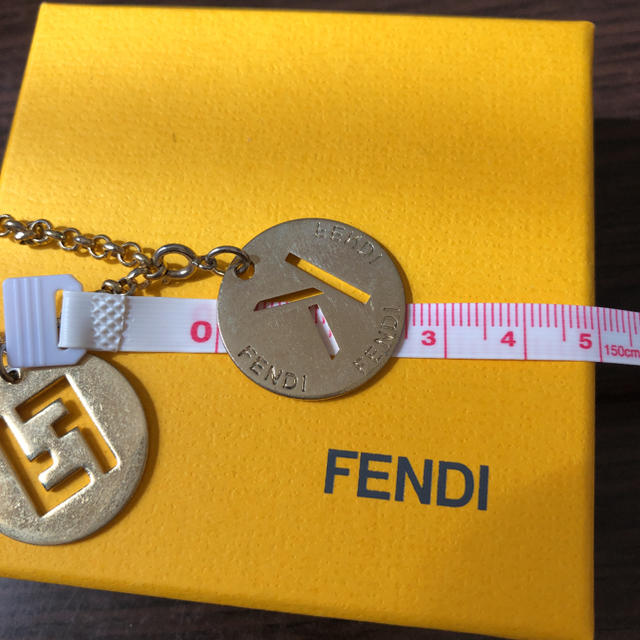 FENDI(フェンディ)のFENDI フェンディ　ブレスレット  チャーム　イニシャルK レディースのアクセサリー(ブレスレット/バングル)の商品写真