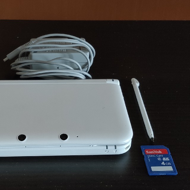 ニンテンドー3DS(ニンテンドー3DS)の3DSLLホワイト 美品 エンタメ/ホビーのゲームソフト/ゲーム機本体(携帯用ゲーム機本体)の商品写真