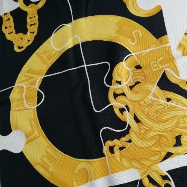celine(セリーヌ)のCELINE セリーヌ シルク スカーフ 大判 ブラック ゴールド レディースのファッション小物(バンダナ/スカーフ)の商品写真