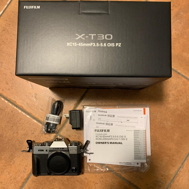富士フイルム(フジフイルム)のFUJIFILM X-T30 ダブルズームキット(レンズ一本欠品) スマホ/家電/カメラのカメラ(ミラーレス一眼)の商品写真