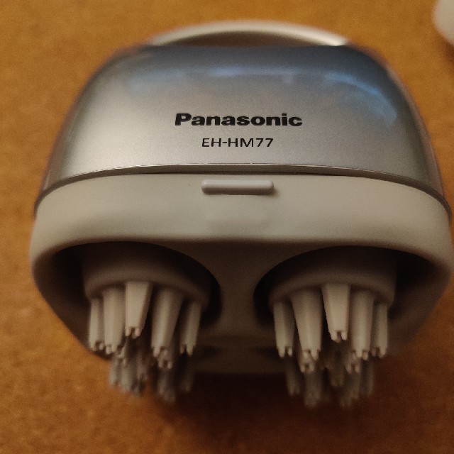 Panasonic(パナソニック)のPanasonic 頭皮エステ〈皮脂洗浄タイプ〉EH-HM77（シルバー）　 スマホ/家電/カメラの美容/健康(マッサージ機)の商品写真