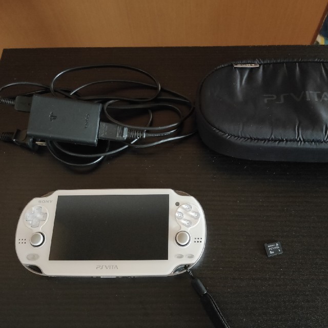 SONY(ソニー)のPS VITA 超美品 エンタメ/ホビーのゲームソフト/ゲーム機本体(携帯用ゲーム機本体)の商品写真