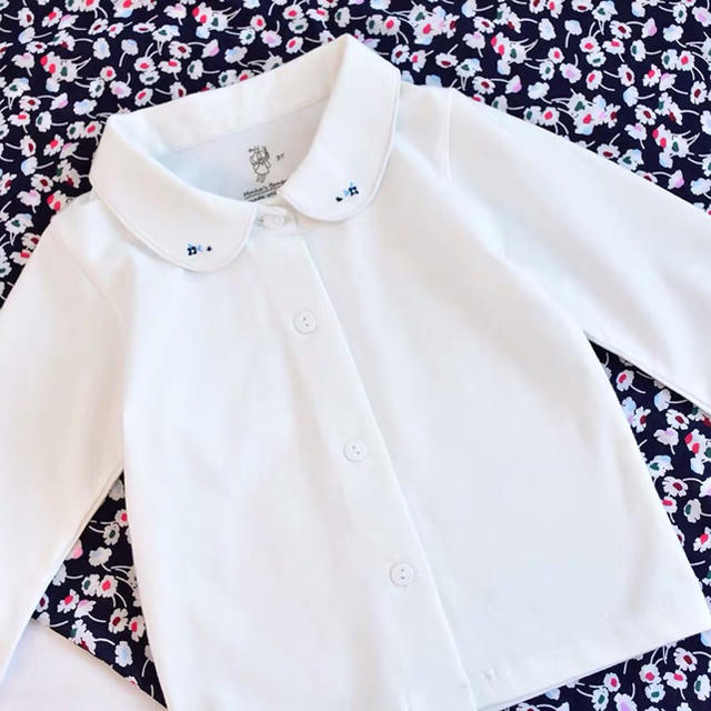 新作　襟　刺繍　ホワイト　 ブラウス　ファミリア　好き　お受験　面接 キッズ/ベビー/マタニティのキッズ服女の子用(90cm~)(ブラウス)の商品写真